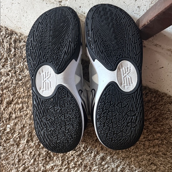 Nike Black and White Athletic Sneakers - Picture 5 of 8